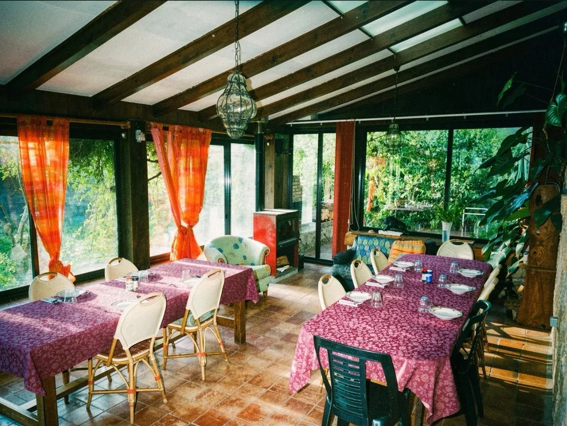 Salle à manger de la maison d'hôtes Le Paradis à Zicavo en Corse, convivialité et produits du terroir